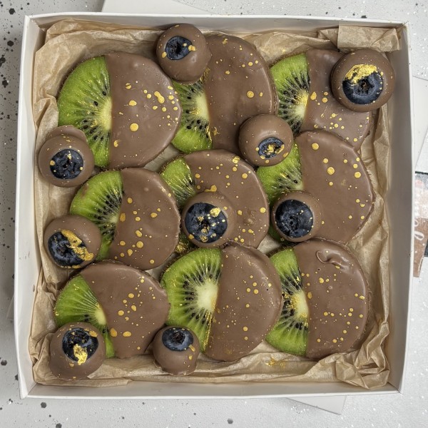 Киви и голубика в шоколаде